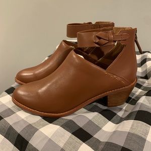 NIB Kelsi Dagger Brooklyn Kadeeja Leather Booties